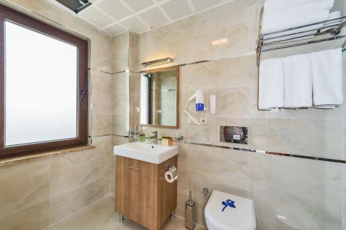 Byzantium Comfort Hotel - image 6