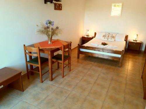 Giannikas Apartments - main image