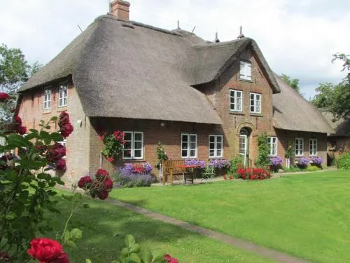 Historischer Davidshof - Mit dem Rad die Nordseehalbinsel erkunden in Oldenswort, Deutschland