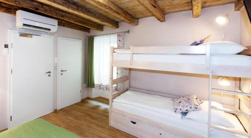 1 queen bed, 1 bunk bed