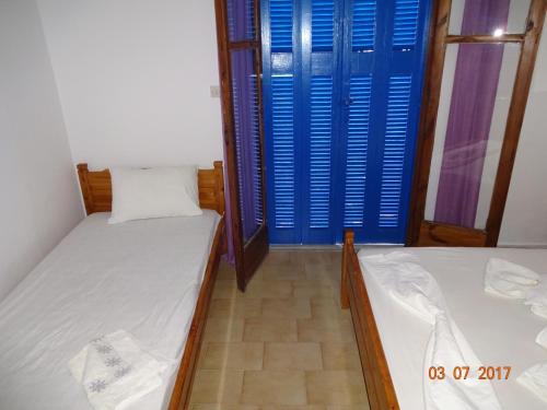 1 double bed, 1 twin bed