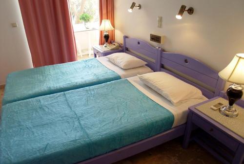 2 twin beds, 1 sofa bed