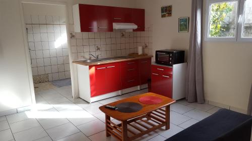 المرافق, Kay Jean Au Diamant in Le Diamant