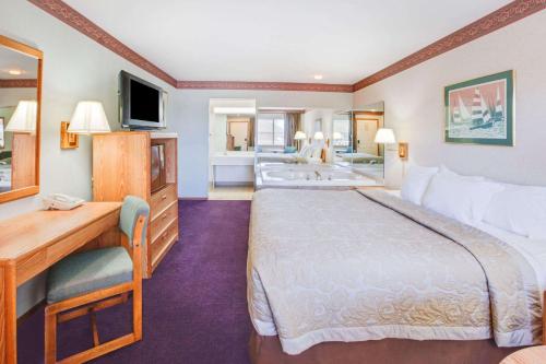 Super 8 By Wyndham Mackinaw City/Beachfront Area in Mackinaw City (MI)