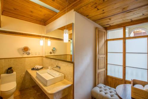 room detail thumbnail 2