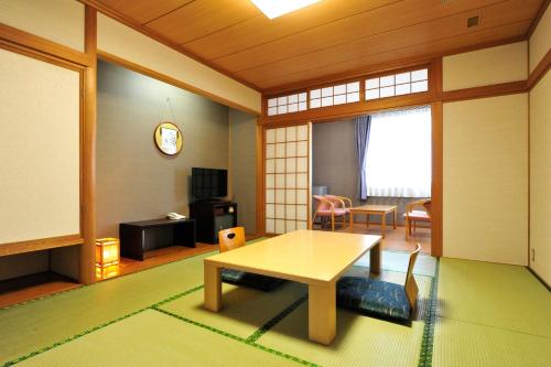 Standard Japanese-Style Room and Mountain View - Shared Bathroom