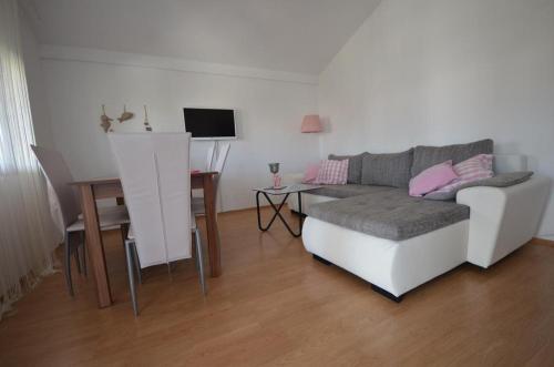  Apartman Ela, Ferienwohnung in Vir