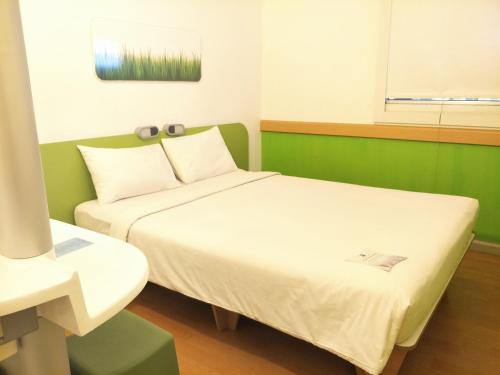Cordia Hotel Surabaya Airport Room Type - Standard Queen Room