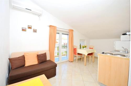 One-Bedroom Apartment image 5