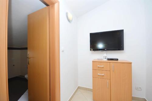One-Bedroom Apartment image 4