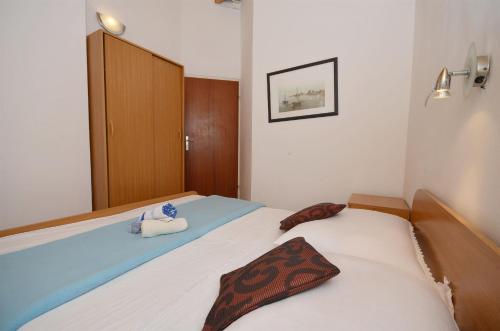 One-Bedroom Apartment image 4