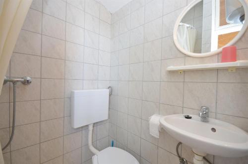 One-Bedroom Apartment image 3