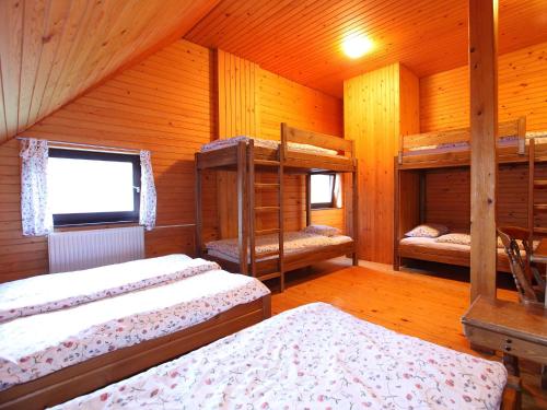 1 double bed, 2 twin beds, 4 bunk beds