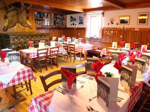 PLANINSKA KOČA NA GOZDU - image 13