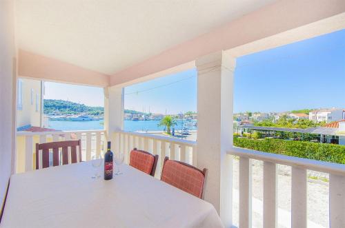 Two-Bedroom Apartment Standard room in Apartments Tiho i Pave