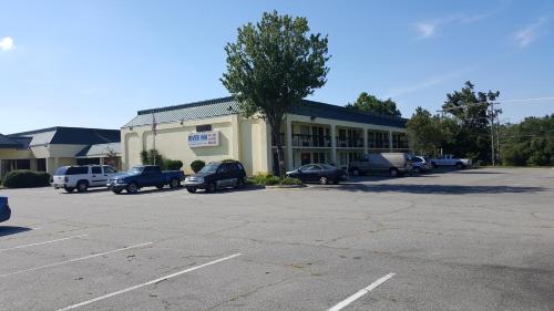 Red Carpet Inn Kinston - image 4