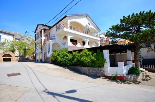  Apartments Kata in Karlobag