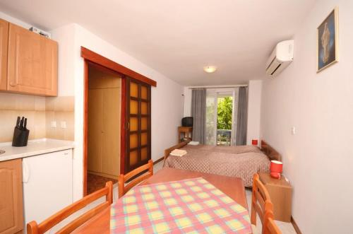 One-Bedroom Apartment image 3
