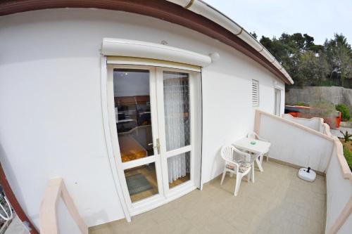  Apartment and Rooms Ruža in Banjol