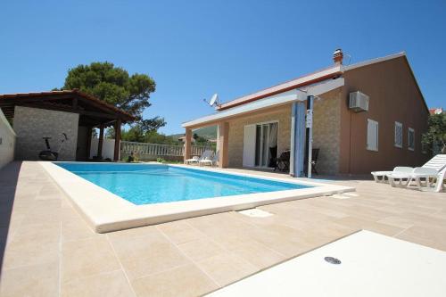  Family friendly house with a swimming pool Kastel Novi (Kastela) - 12214, Unterkunft in Kaštel Novi