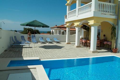 Rooms with a swimming pool Peroj, Fazana - 2235, Peroj (foto 2)