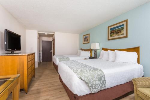 Queen Room with Two Queen Beds and Ocean View - Non-Smoking image 5