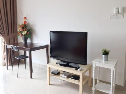 Big Quiet Guesthouse At Lakeview Apartment In Malaysia - 