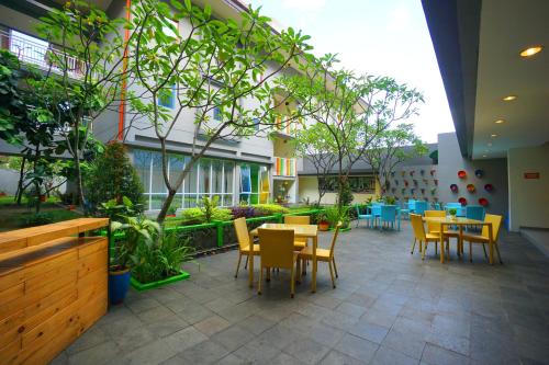 Garden, POP! Hotel Sangaji Yogyakarta near Pool Bar at Hotel Tentrem