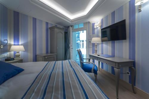 Small Double Room image 2