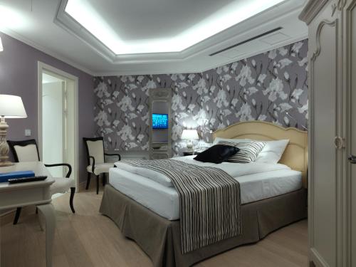 Small Double Room image 6