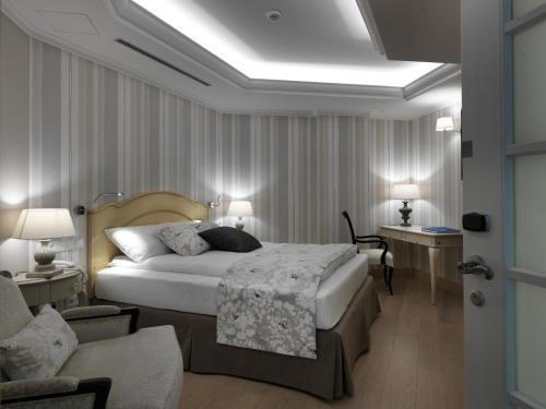 Small Double Room image 4