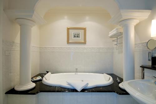 Bathroom, Craig's Royal Hotel in Ballarat
