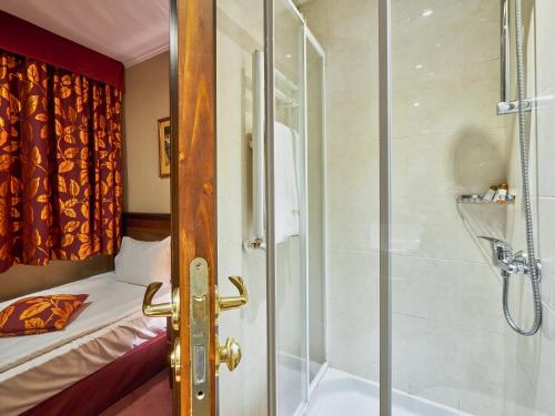 Yantra Grand Hotel - image 2