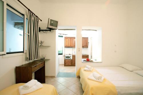 1 double bed, 2 twin beds