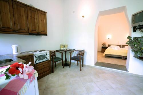 1 double bed, 1 twin bed