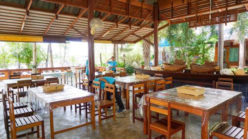 Restaurant, Baan Siriporn Resort in Samut Songkhram