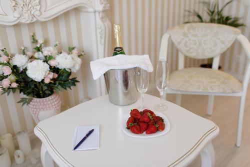 Royal Suite apartment with jacuzzi - image 2