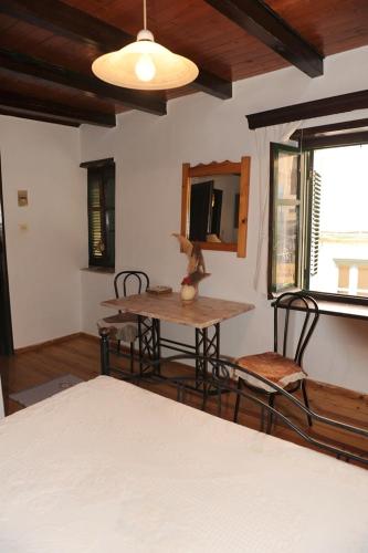 Studio (2 Adults) image 7