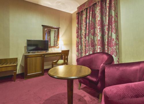 Yantra Grand Hotel - image 10