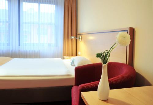 Airporthotel Berlin-Adlershof Airporthotel Berlin-Adlershof is a popular choice amongst travelers in Berlin, whether exploring or just passing through. Both business travelers and tourists can enjoy the hotels facilities and serv