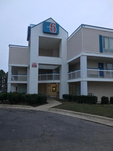 Motel 6-Raleigh, NC - North