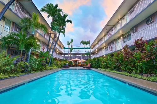 hotels with free parking in honolulu