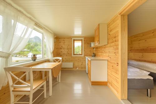 One-Bedroom Cottage with Shared Bathroom