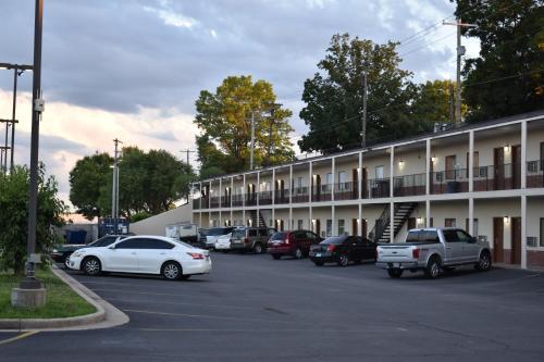Town House Inn Cape Girardeau - image 4