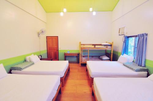 4 double beds, 2 twin beds