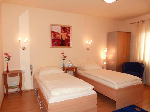 2 twin beds