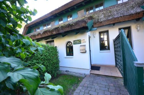 Großes Reethaus "Sanddorn" in Groß Zicker, Deutschland