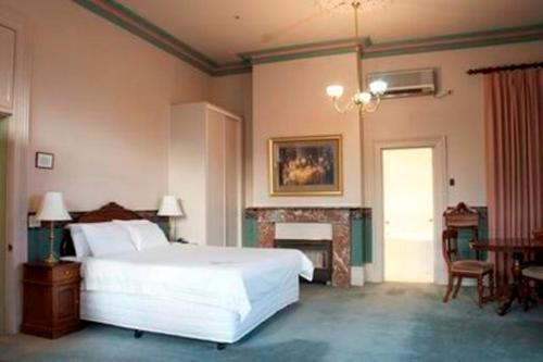 The Hotel Shamrock Stop at The Hotel Shamrock to discover the wonders of Bendigo. The property features a wide range of facilities to make your stay a pleasant experience. Facilities for disabled guests, luggage storage