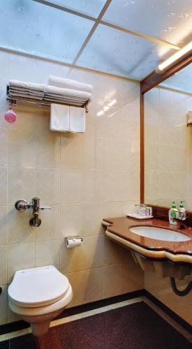 Bathroom, Hotel Regal Enclave in Khar