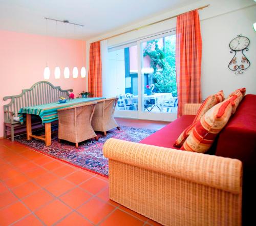 2 bedrooms, 4 beds